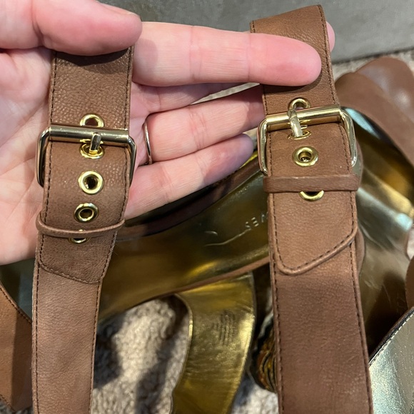 Stunning 9 West wedge sandals with gold detail! - Picture 11 of 14